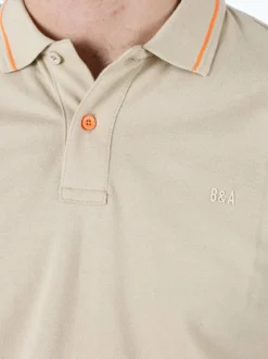 Baci & Abbracci Polo da uomo in cotone a maniche corte con logo davanti e dietro - sabbia