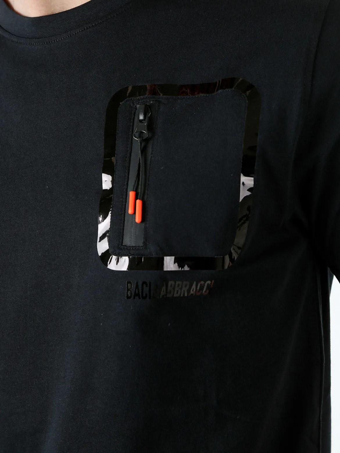 Baci & Abbracci T-shirt girocollo da uomo in cotone con taschino e zip - nero