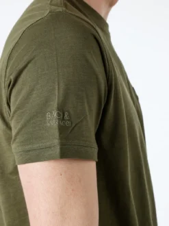 Baci & Abbracci T-shirt girocollo in cotone da uomo con taschino - militare