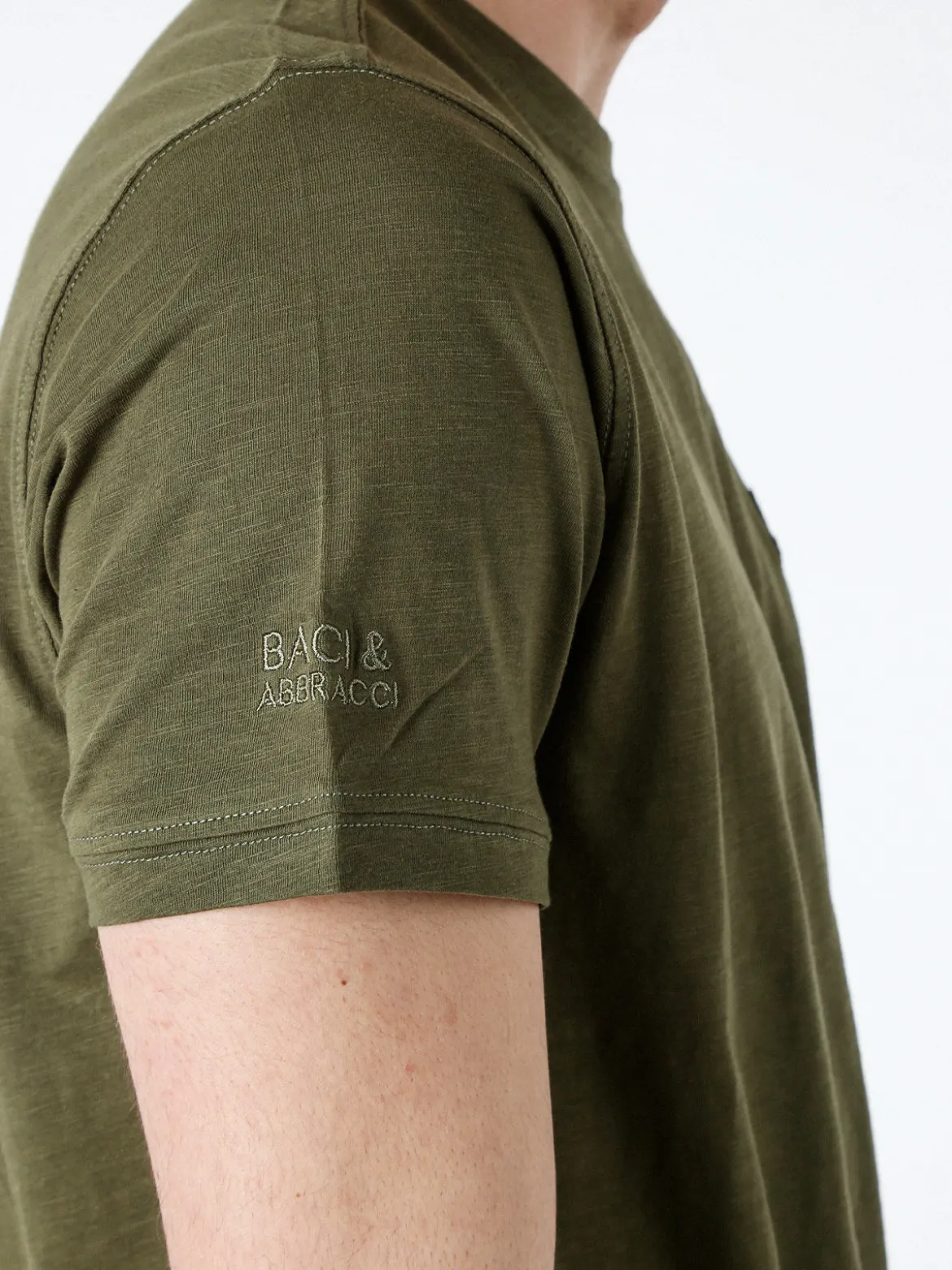Baci & Abbracci T-shirt girocollo in cotone da uomo con taschino - militare