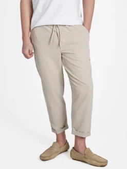 Close-Up Pantaloni casual da uomo con coulisse e risvolto finale