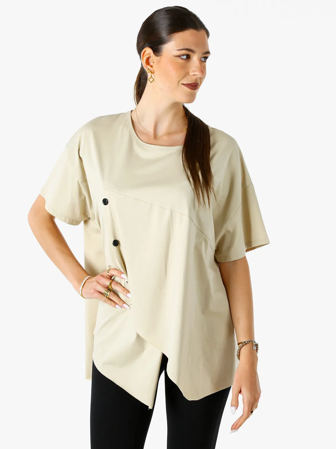 158c Maxi t-shirt da donna asimmetrica in cotone elasticizzato con bottoni decorativi - beige