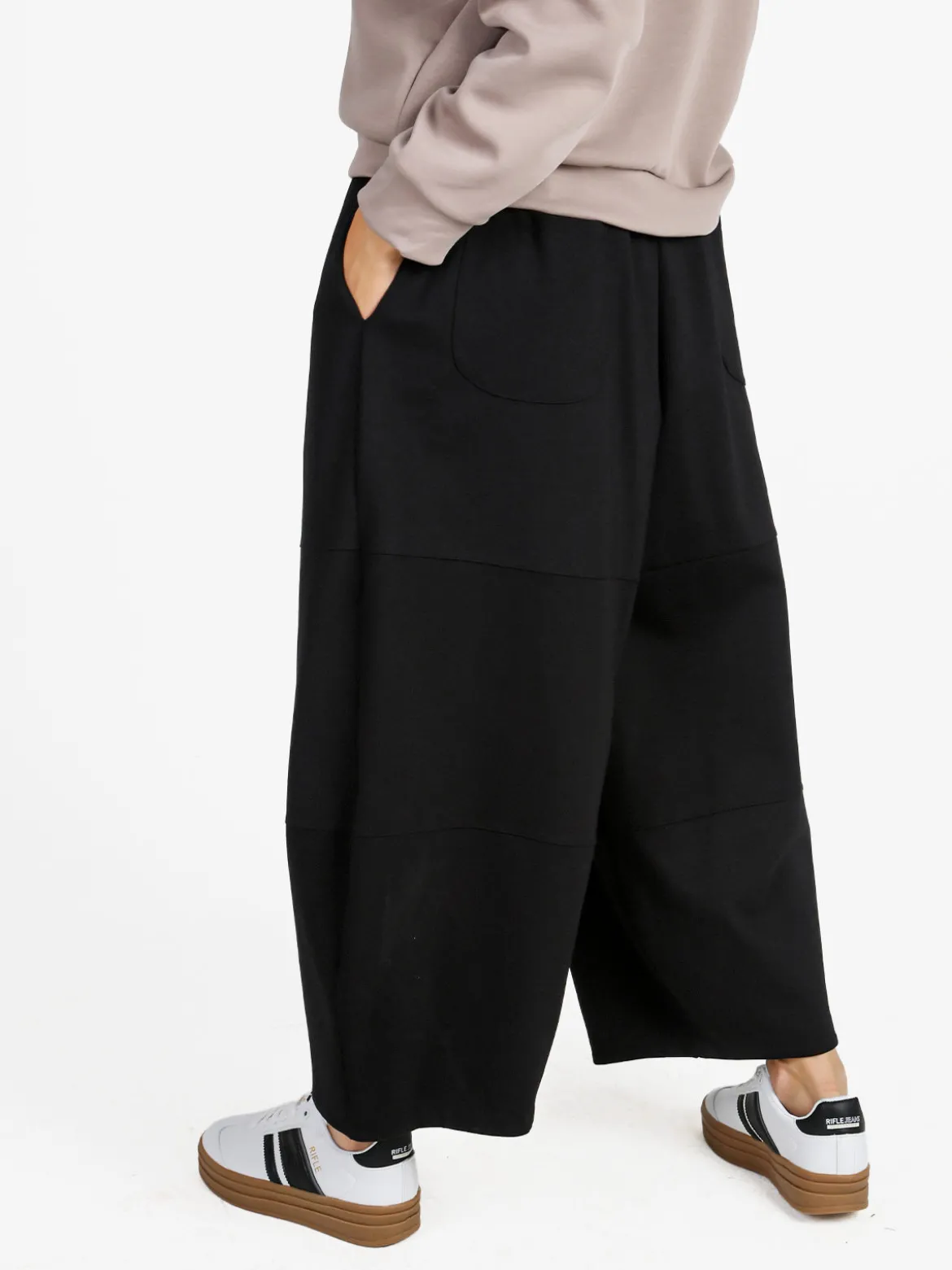 158c Pantaloni donna a palloncino con cavallo basso - nero