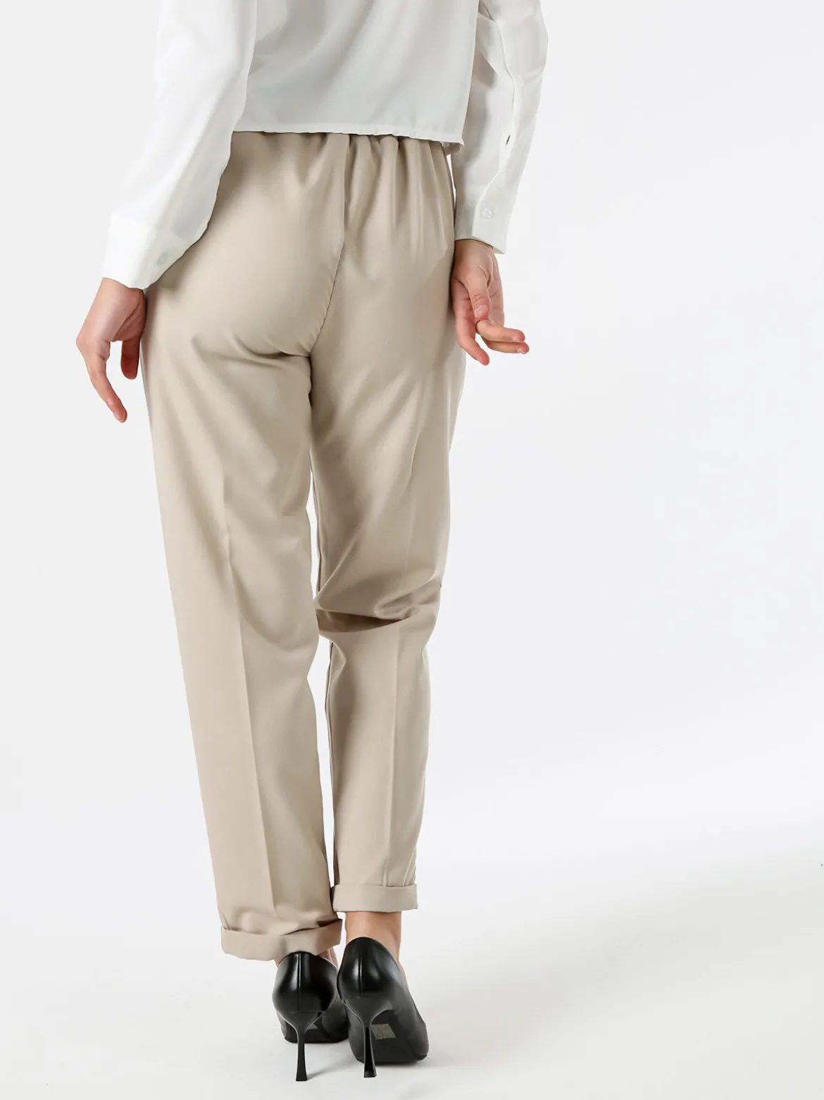 Frenetika Pantaloni da donna a gamba dritta con cintura e risvolti sul finale - beige