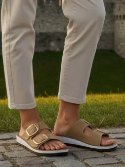 Inblu Ciabatte donna con maxi fibbie dorate e plantare in pelle - sabbia