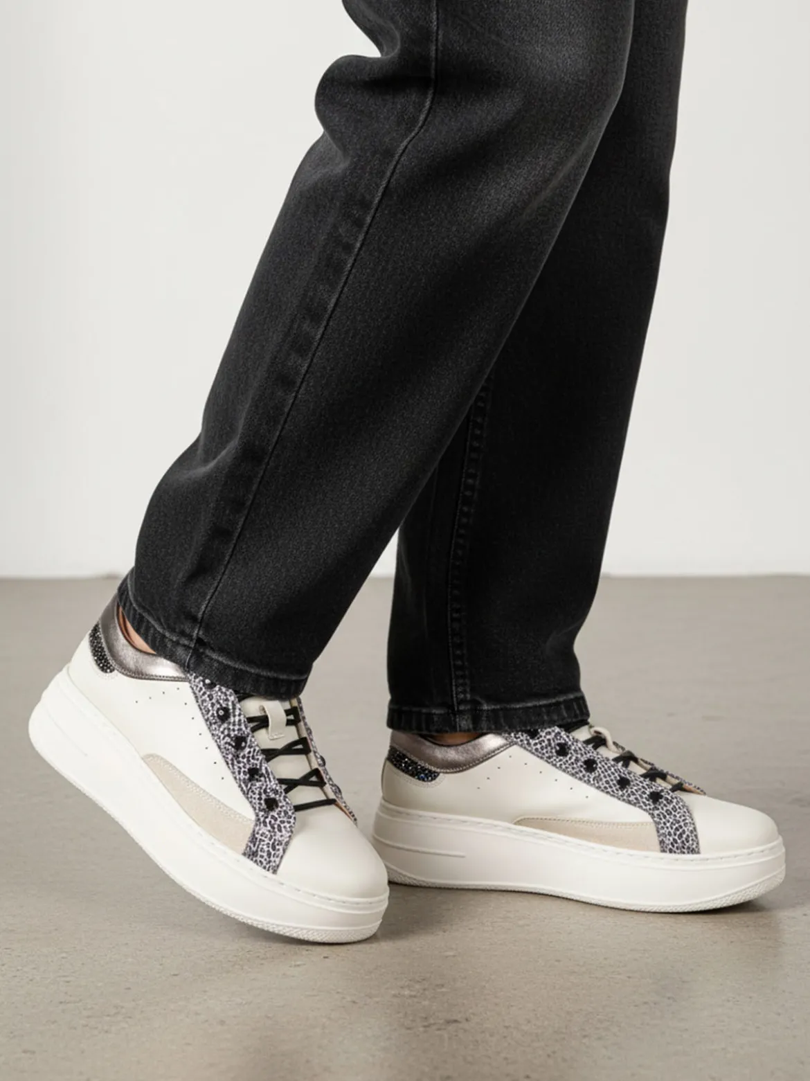 Keys Sneakers donna in pelle con borchie e platform