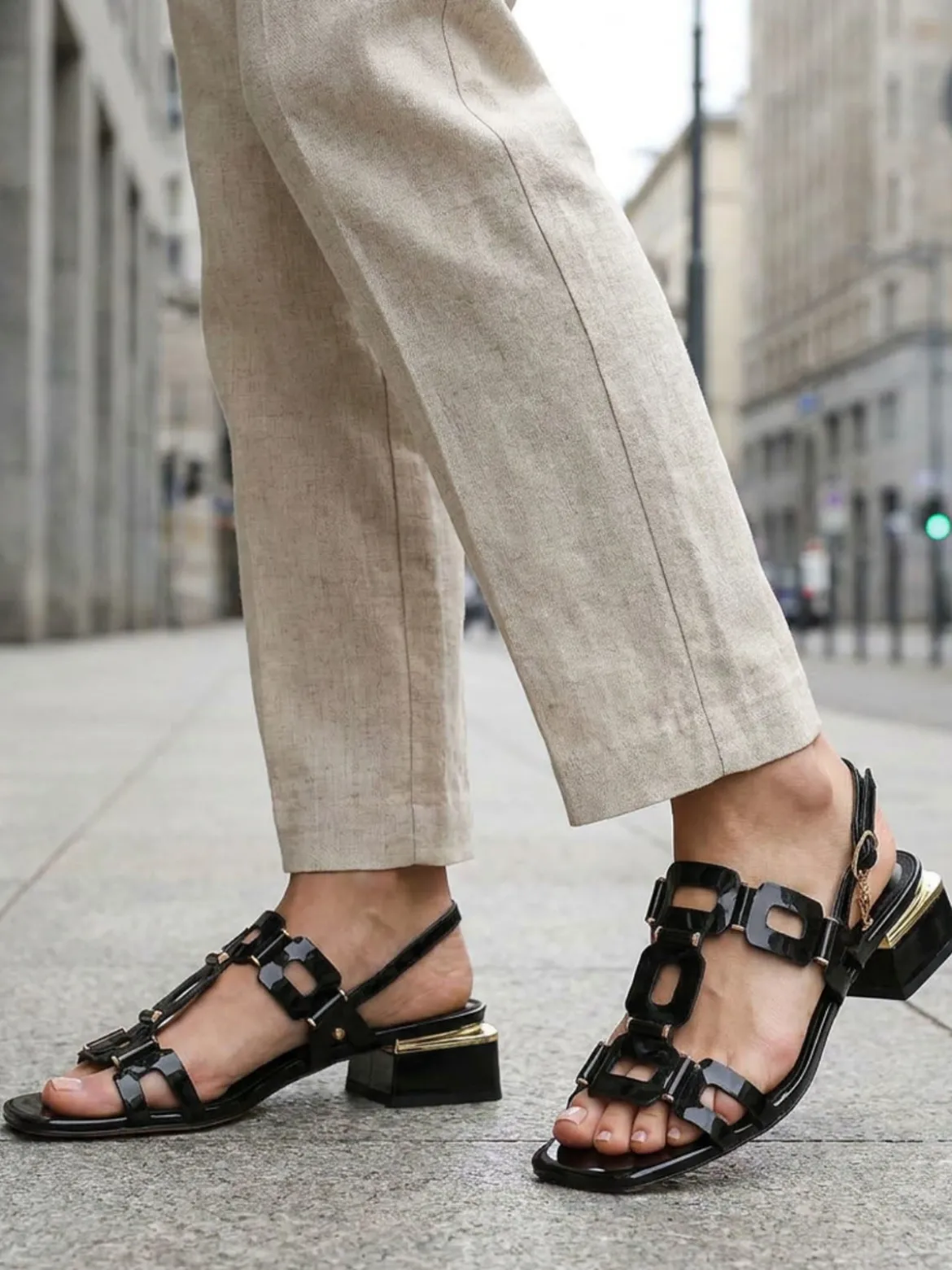 Laura Biagiotti Sandali donna in vernice con tacco basso - nero