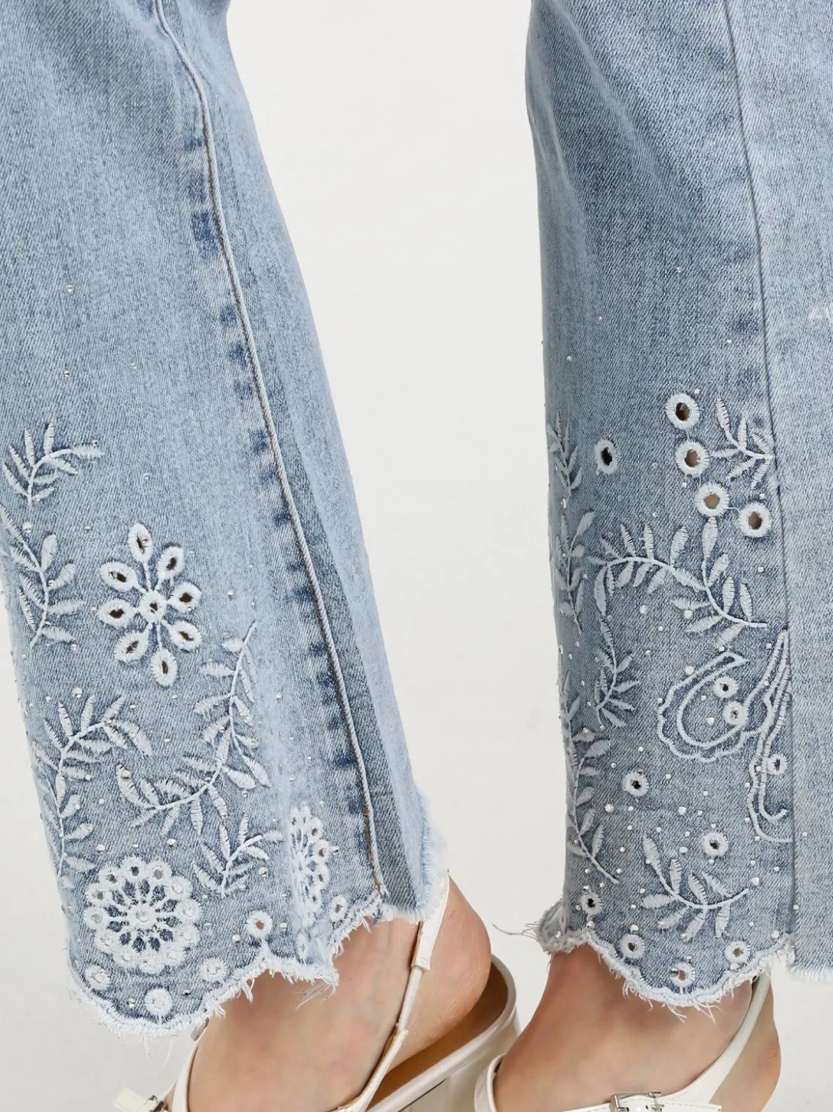 Lissimo Jeans a zampa da donna con ricami e strass
