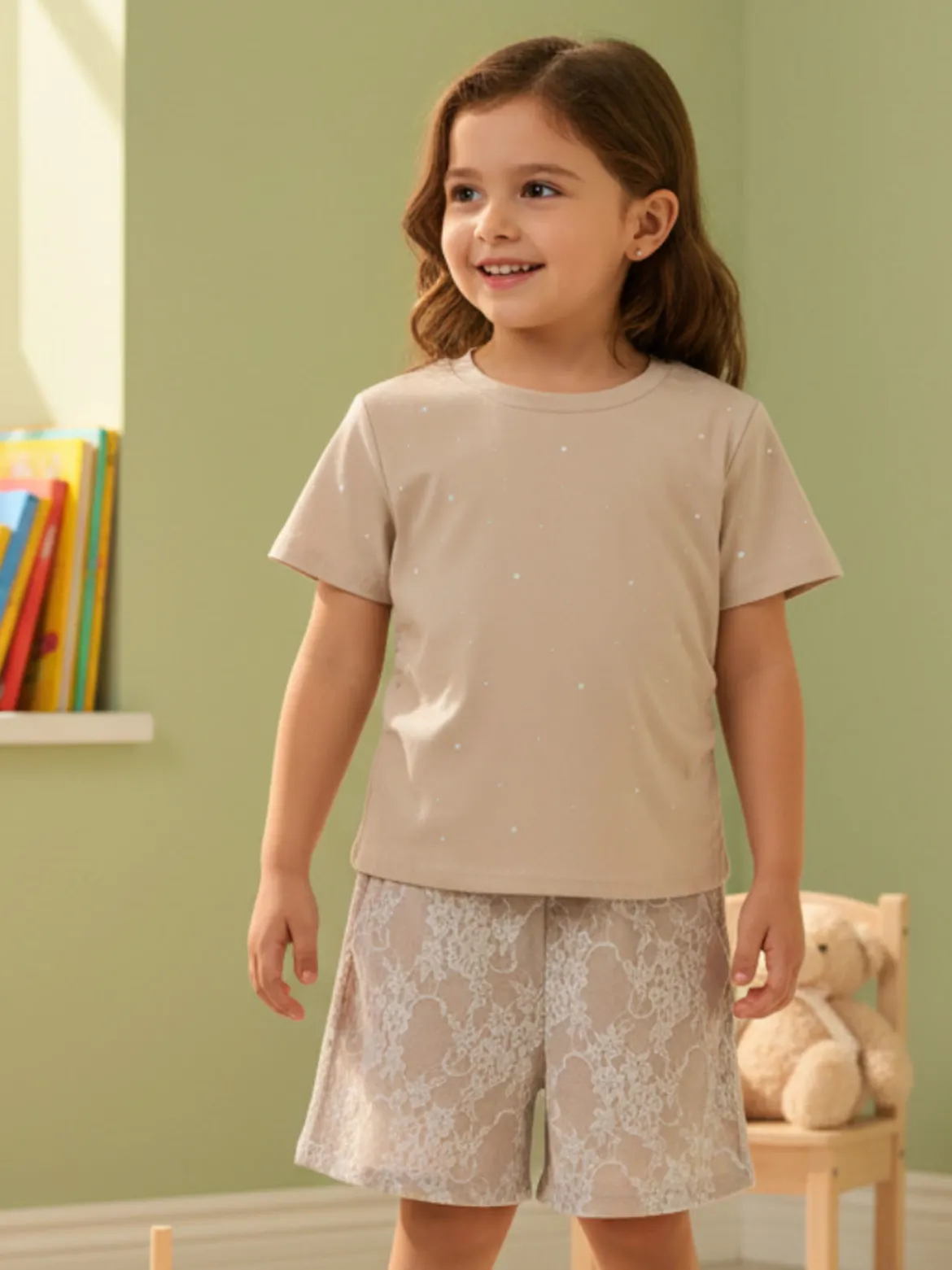 Miss Image Completo 2 pezzi da bambina con t-shirt e shorts ricamati - beige