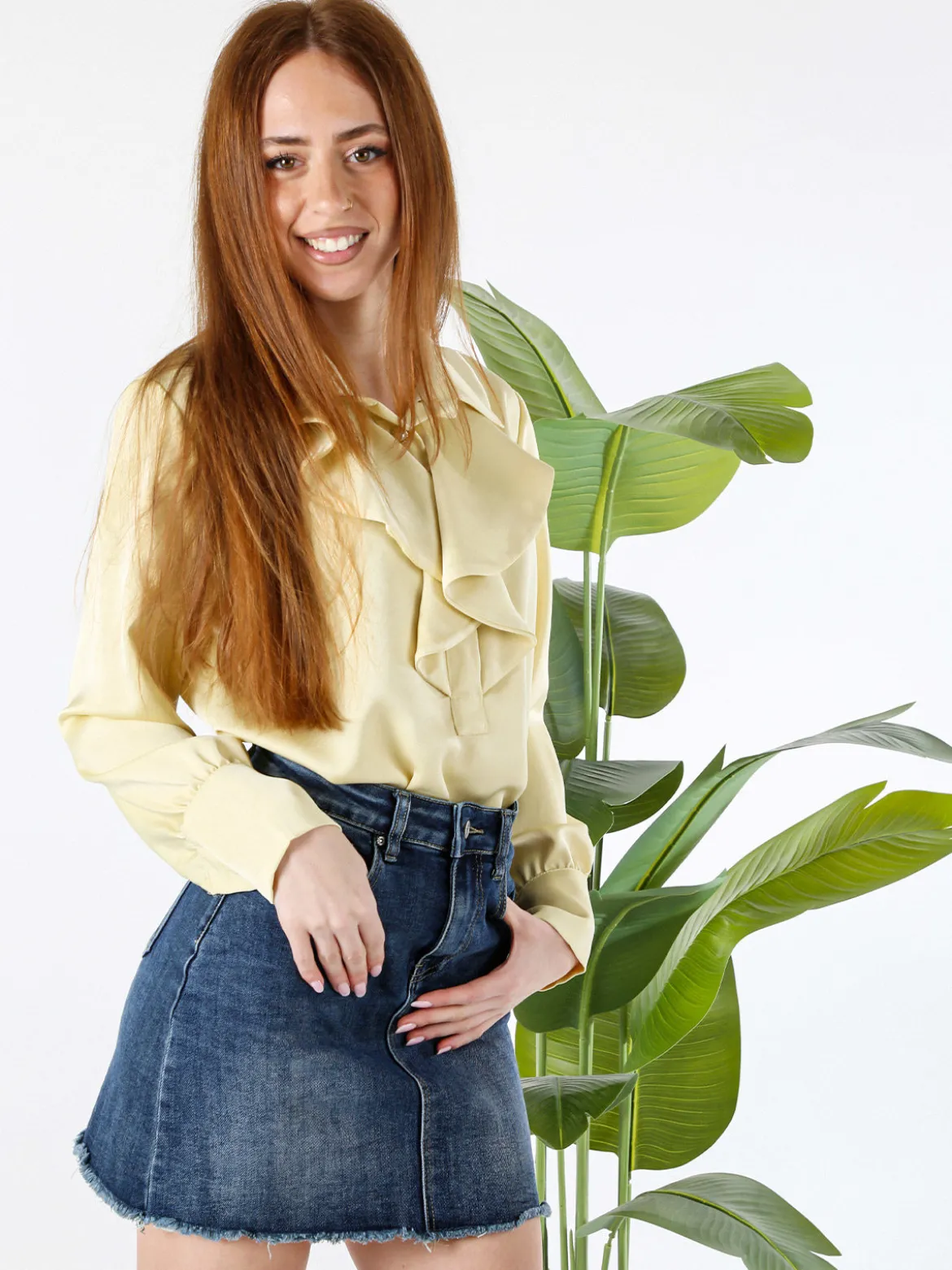 Solada Blusa donna con bottoni di perle e volant sullo scollo - giallo