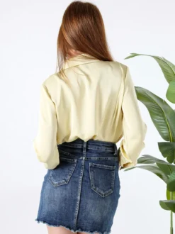Solada Blusa donna con bottoni di perle e volant sullo scollo - giallo