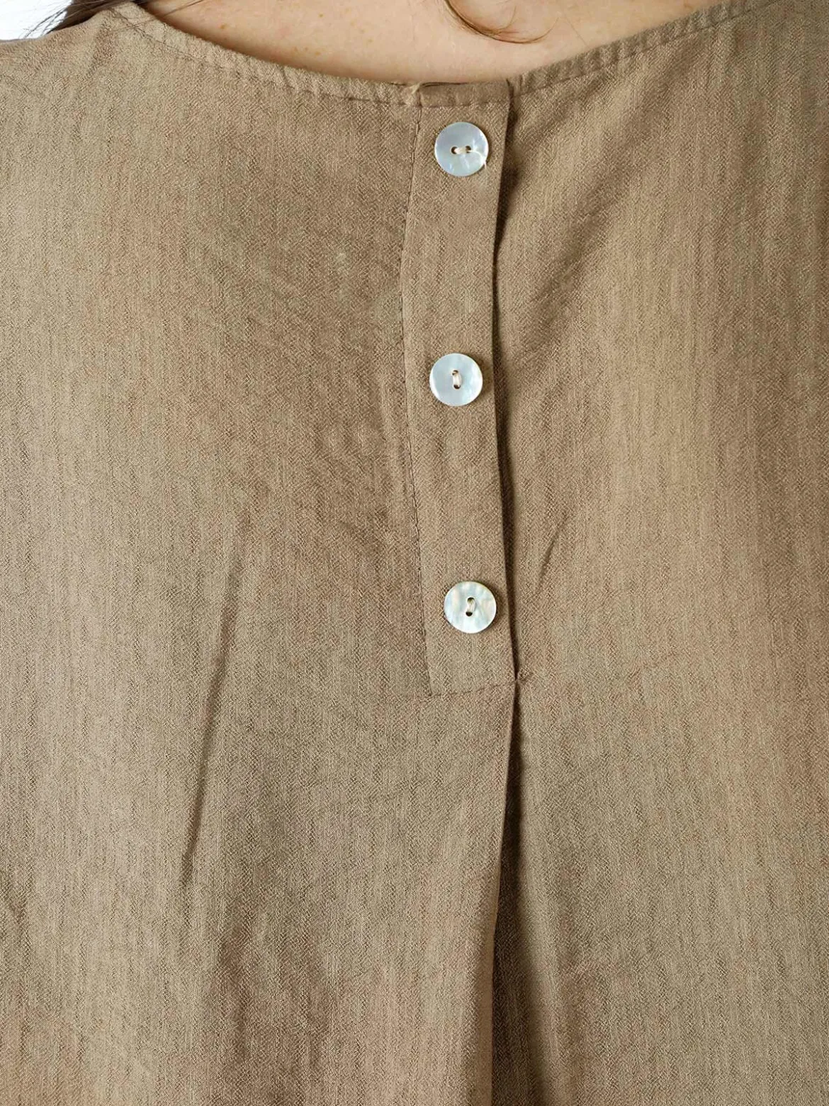 Solada Blusa donna in viscosa a maniche corte con bottoni decorati sul retro - khaki