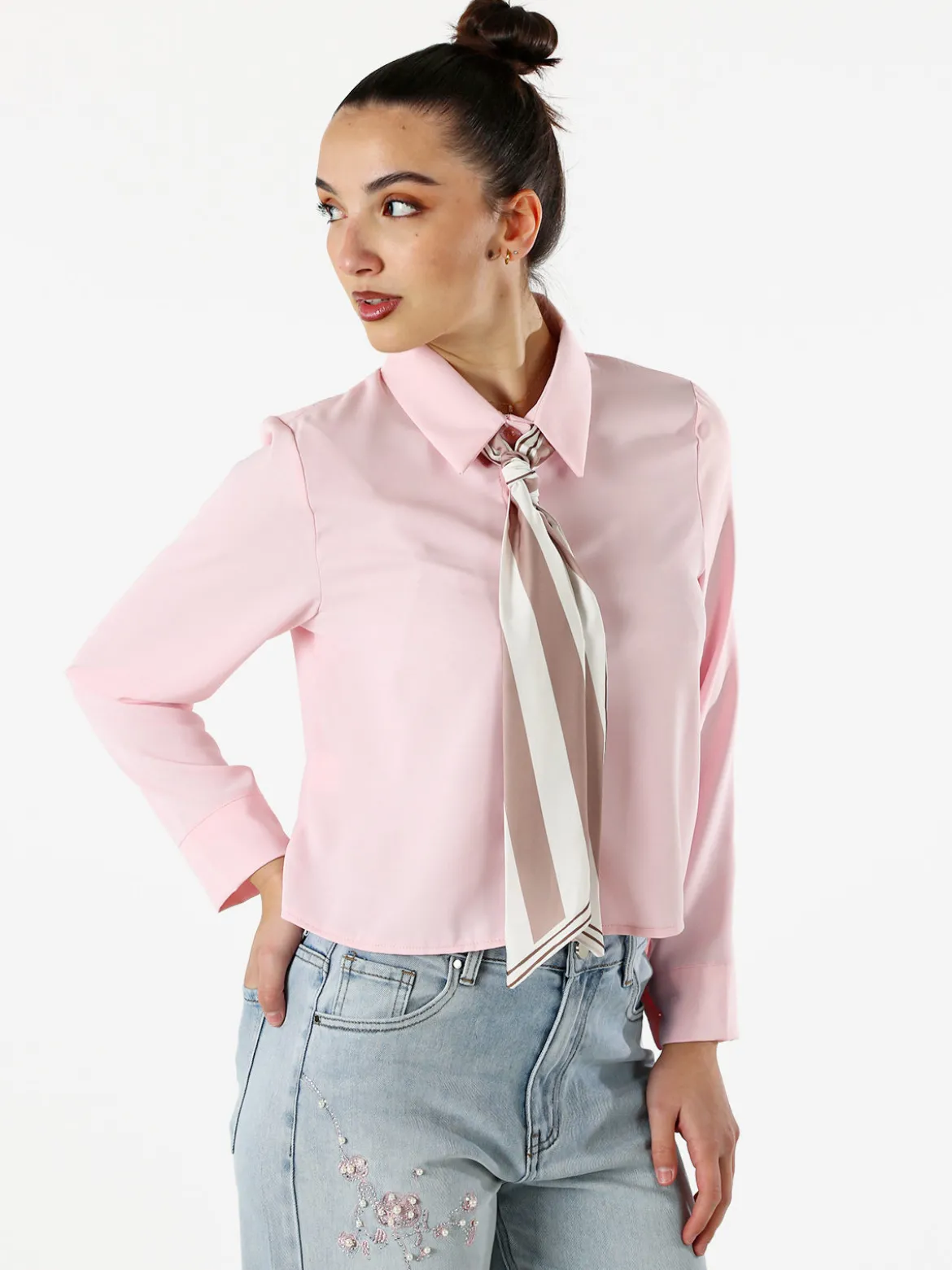 Solada Camicia crop da donna a maniche lunghe con cravattino a foulard - rosa
