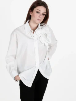 Solada Camicia donna oversize con fiore gioiello applicato