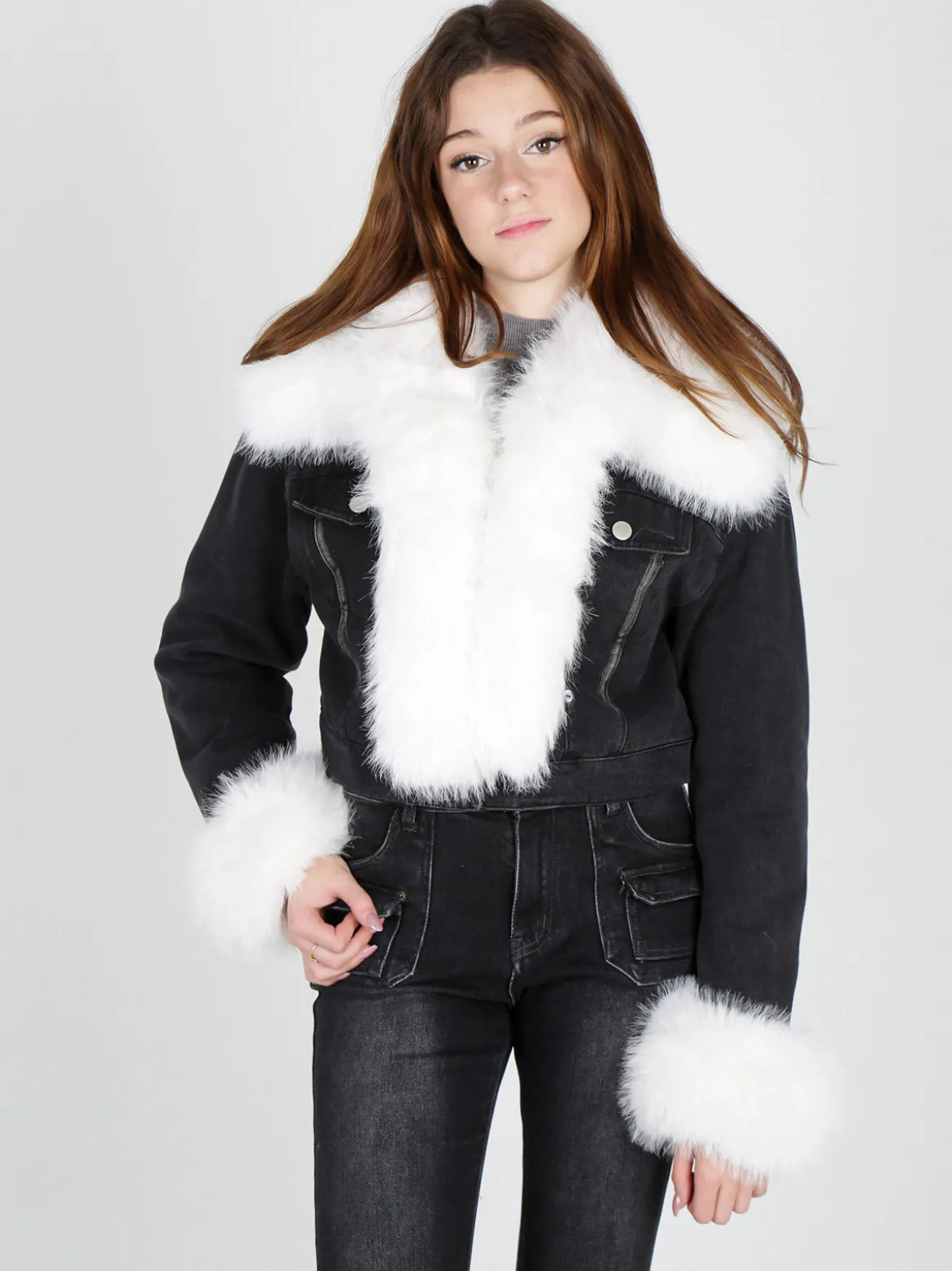 Solada Giacca donna cropped in jeans con polsini e scollo in pelliccia sintetica