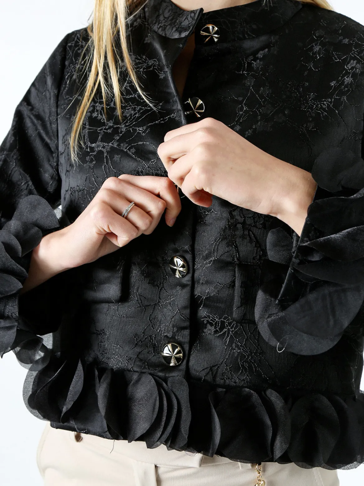 Solada Giacca elegante da donna con ricami e volant - nero
