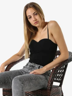 Solada Top con coppe imbottite e spalline sottili - nero