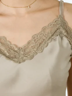 Solada Top donna effetto raso con scollo in pizzo e spalline strette - taupe