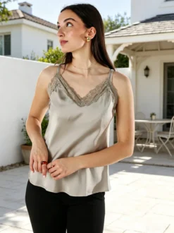 Solada Top donna effetto raso con scollo in pizzo e spalline strette - taupe