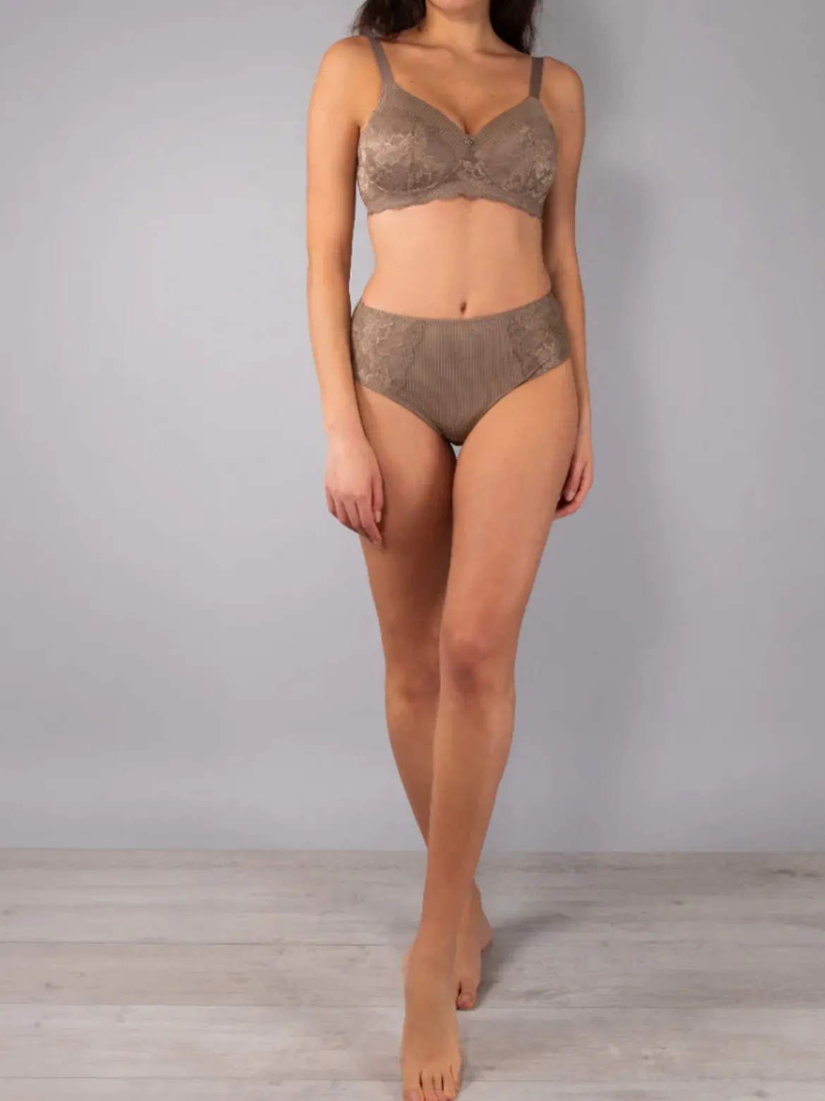Verde Veronica AR35 Slip alto da donna con pizzo - fango