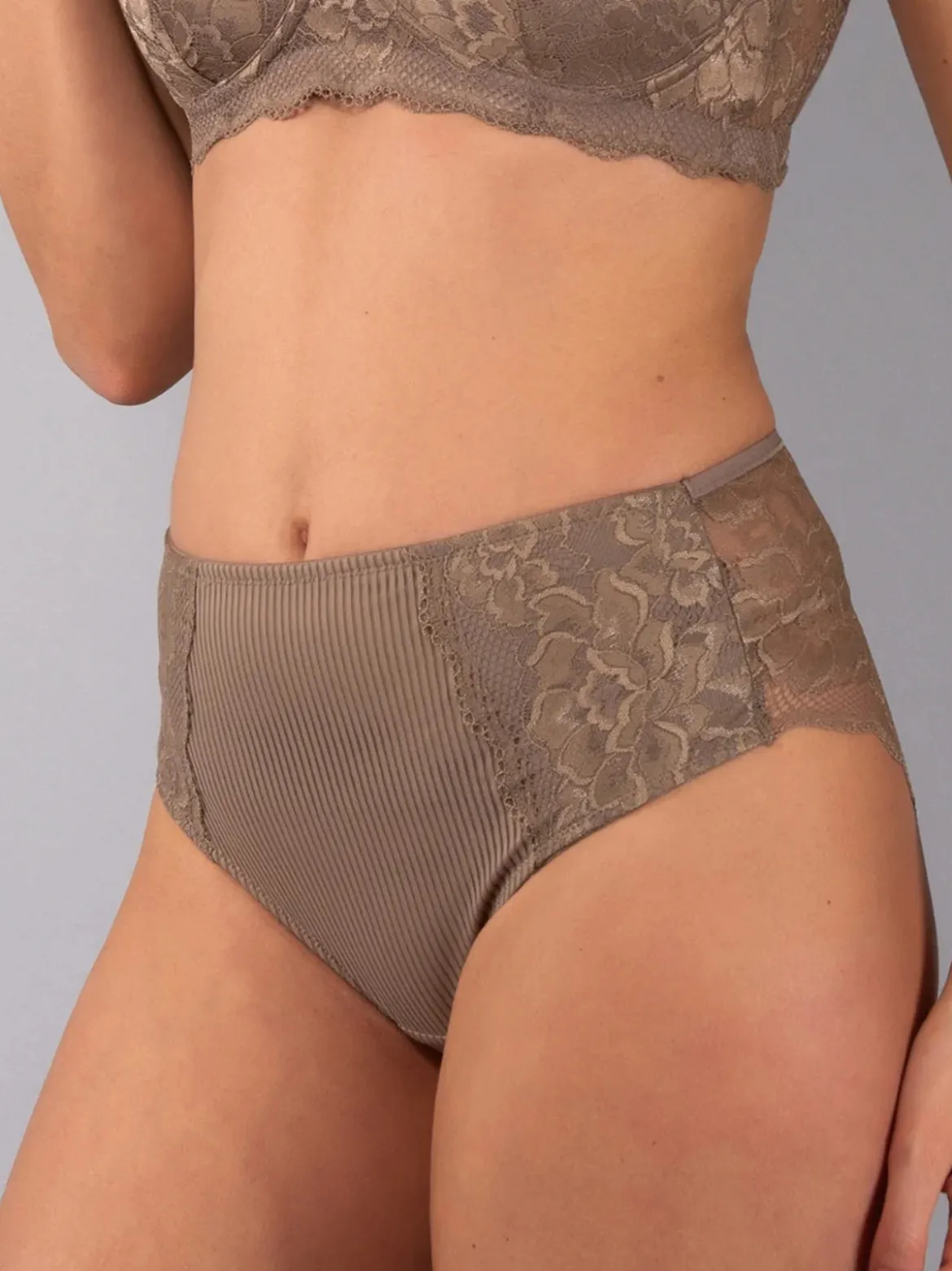 Verde Veronica AR35 Slip alto da donna con pizzo - fango