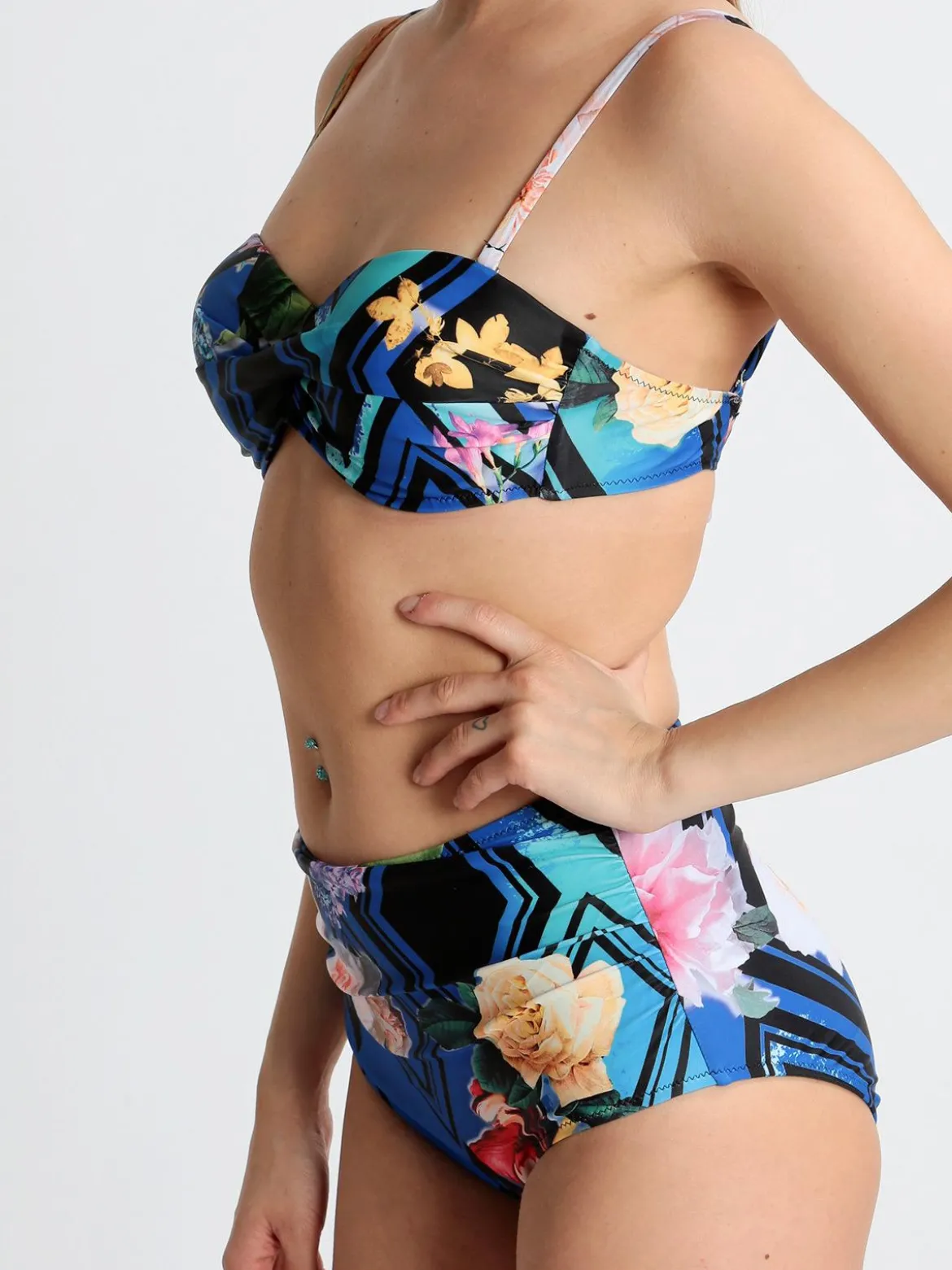 Y&M Bikini a fascia con slip a fianco alto